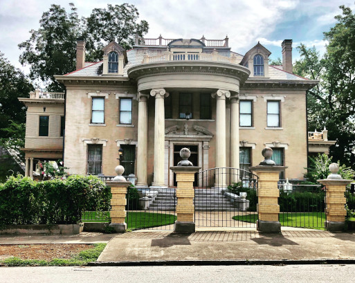 pre-owned or resale Colonial style manion home for sale in Tennessee